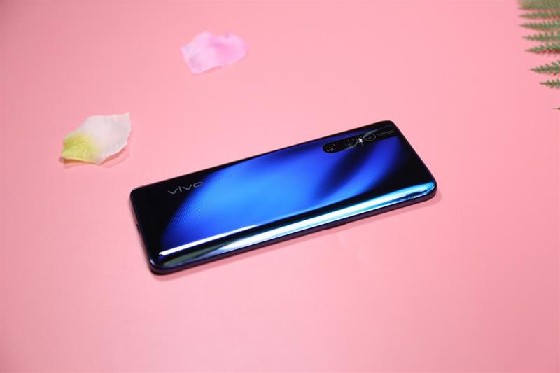 激进的进化者 vivo X27评测：灯效升降、4800万三摄超群