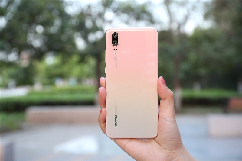 徕卡双摄封神之作！HUAWEI P20评测：渐变结构色不可自拔