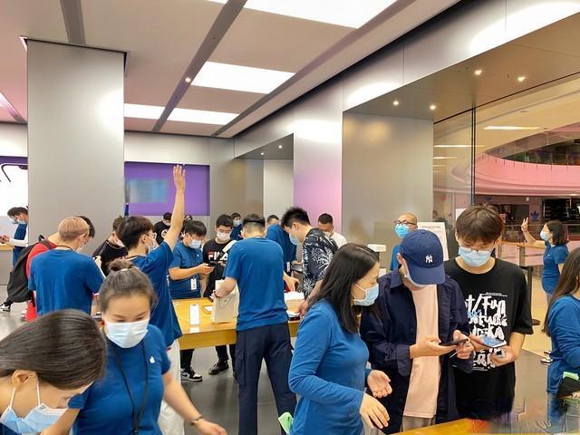 iPhone13价格腰斩引爆抢购潮：四年前机型为何逆袭成爆款？