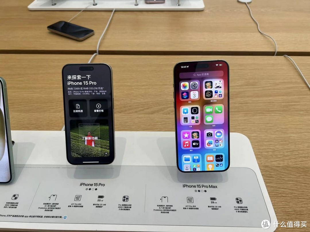 iPhone突降2100元，钛金属+5倍光学变焦，才是苹果性价比“机皇”